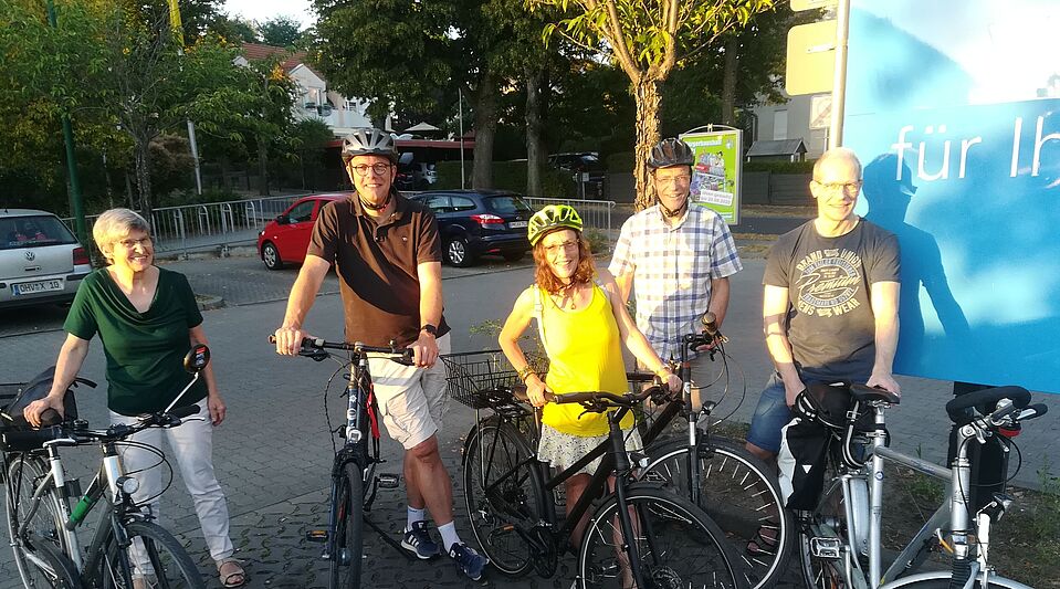 Mitglieder der Ortsgruppe Glienicke 5 Mitglieder der Ortsgruppe Glienicke präsentieren sich mit ihren Fahrrädern im Sonnengarten